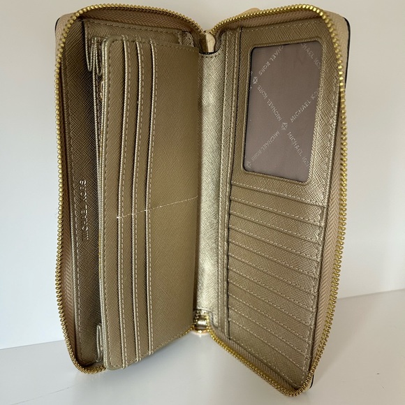 Michael Kors zip wallet - Picture 5 of 5